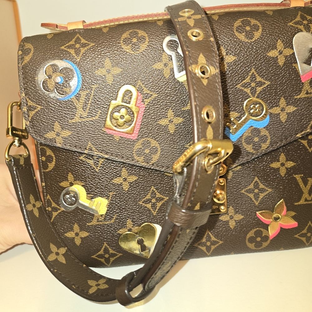 Louis Vuitton Monogram Love Lock Pochette Metis - Picture 3 of 5